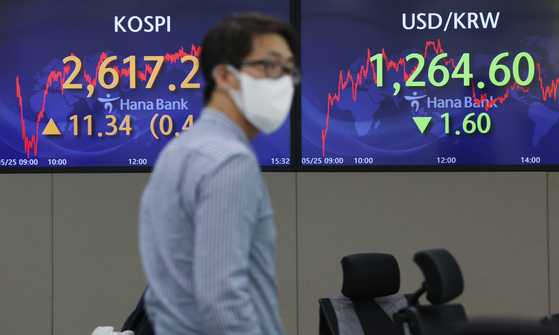 An electronic display at Hana Bank in central Seoul shows the Kospi and foreign exchange rates after the markets closed on Wednesday. [YONHAP]