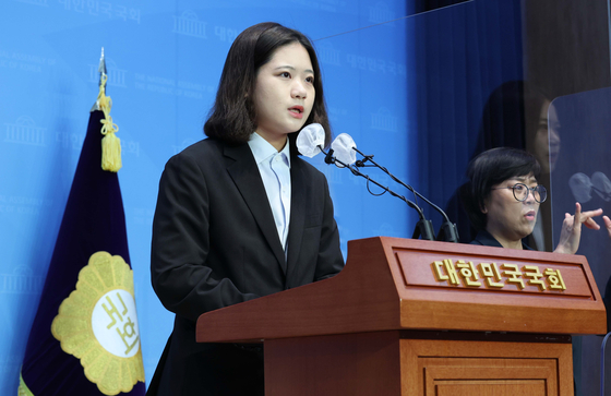 Park Ji-hyun, co-chair of the liberal Democratic Party's interim leadership committee, apologizes for her party’s misdeeds and asks for another chance in a press conference at the National Assembly in Yeouido, western Seoul, Tuesday. [NEWS1]