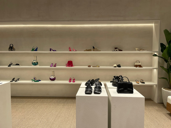 The "shoes & bag zone" at the new Zara store at the Lotte World Mall in Jamsil, southern Seoul. [YOO JI-YOEN]