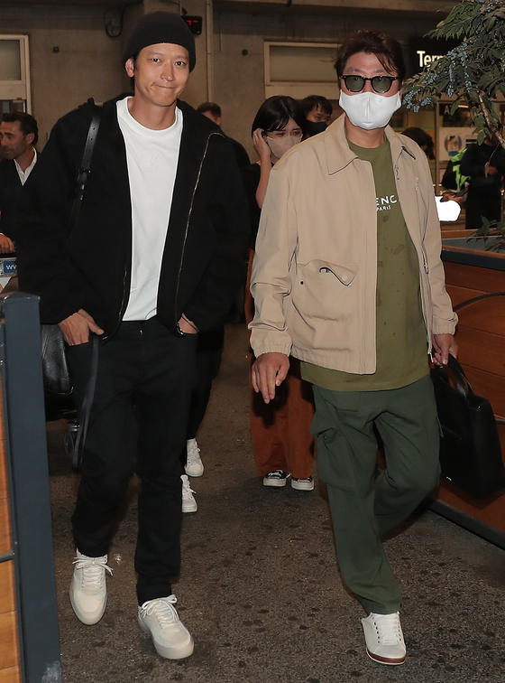 Actors Song Kang-ho, right, and Gang Dong-won also arrive at the Nice Cote d'Azur Airport in France on Wednesday for the 75th Cannes Film Festival. [ILGAN SPORTS]