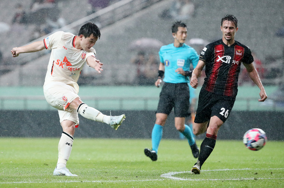 Jo Seong-joon of Jeju United kicks the ball during an FA Cup match against FC Seoul on Wednesday at Seoul World Cup Stadium in Mapo District, western Seoul. [NEWS1]