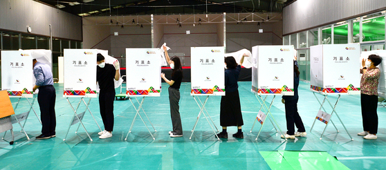 Officials check voting booths at a polling station in Yangdeok-dong, Pohang, North Gyeongsang, on Thursday, one day before early voting begins for June 1 local elections. [NEWS1]
