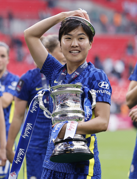 Ji So-yun celebrates with the FA Cup trophy after Chelsea beat Manchester City in the final at Wembley Stadium in London on May 15. [EPA/YONHAP]