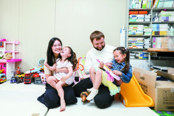 Anastasia, a Koryoin Ukrainian, with her husband Roman and her two daughters at the Koryoin Cultural Center in Incheon, Gyeonggi, Monday. Anastasia and her family arrived in Korea in March. [KIM KYUNG-ROK]