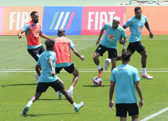 The Brazilian national football team — including Paris Saint-Germain star Neymar, on the ball — train at Goyang Stadium in Goyang, Gyeonggi on Friday. Brazil will take on Korea in an international friendly at Seoul World Cup Stadium in Mapo District, western Seoul on June 2. [AP/YONHAP]