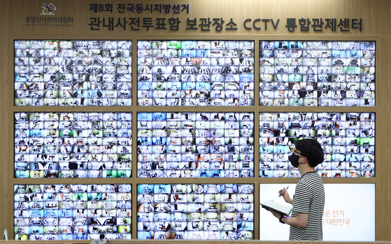 A National Election Commission official monitors nationwide early voting CCTV footage at the commission headquarters in Gwacheon, Gyeonggi, on Sunday. The country will hold its local elections on Wednesday. [YONHAP]