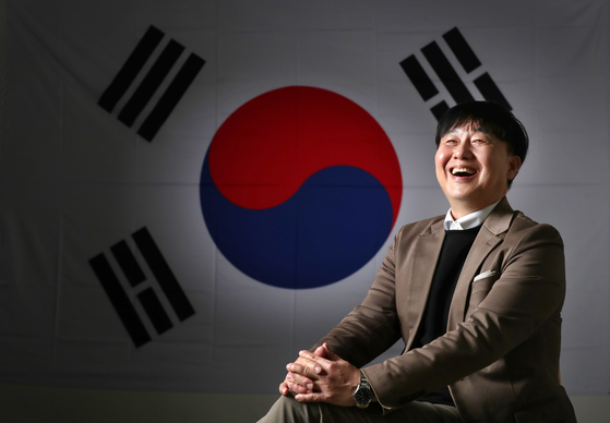 You Young-woon poses for a picture during an interview with the JoonAng Ilbo on April 19 at JoongAng Ilbo S studio in central Seoul. [JOONANG ILBO]