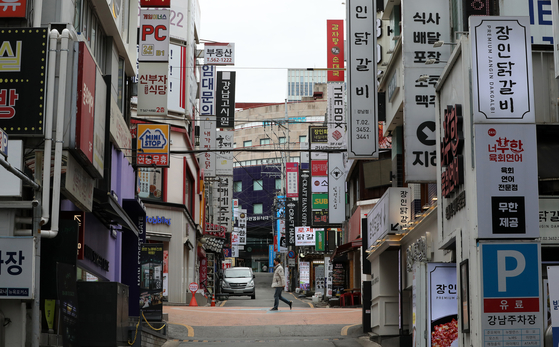 A commercial district near Gangnam Station, southern Seoul. [NEWS1]
