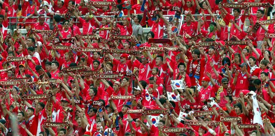 Fans cheer for the Korean national team during a 2002 FIFA World Cup Group D game against the United States at Daegu World Cup Stadium in Daegu on June 10, 2002. [JOINT PRESS CORPS]