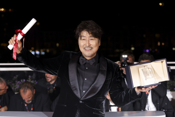 Song Kang-ho, winner of the award for best actor for 'Broker,' poses during a photo call following the awards ceremony at the 75th Cannes Film Festival on Saturday. [AP/YONHAP]