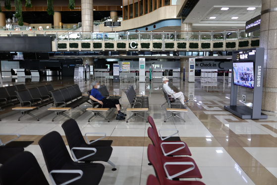 The international terminal at Gimpo Airport is deserted on Sunday ahead of the resumption of international flights, including on the Gimpo-Haneda route. [YONHAP]