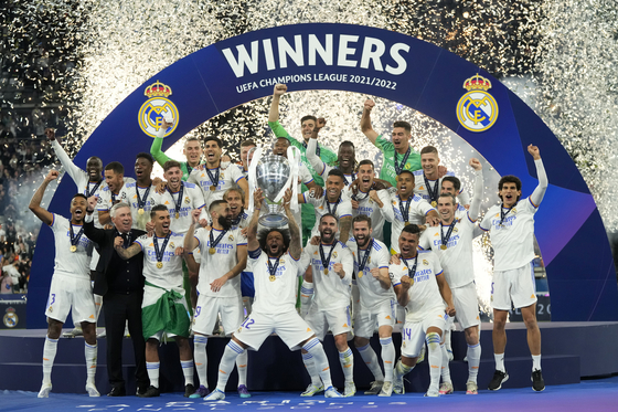 Real Madrid's Marcelo, center, lifts the trophy after winning the Champions League final match between Liverpool and Real Madrid at the Stade de France in Paris on Saturday. Real Madrid defeated Liverpool 1-0.[AP/YONHAP]