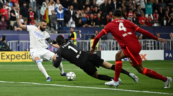 Real Madrid's Karim Benzema scores the team's first goal during the Champions League final match between Liverpool and Real Madrid at the Stade de France in Paris on Saturday before it was disallowed after a VAR review. [REUTERS/YONHAP]
