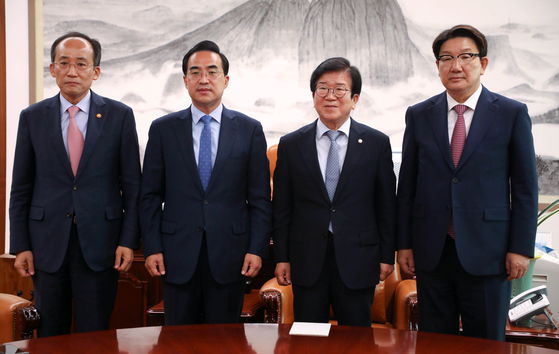 From left, Finance Minister Choo Kyoung-ho, Democratic Party floor leader Park Hong-keun, National Assembly Speaker Park Byeong-seug and People Power Party floor leader Kwon Seong-dong meets on negotiation of the supplementary budget on Sunday in Seoul. [YONHAP] 