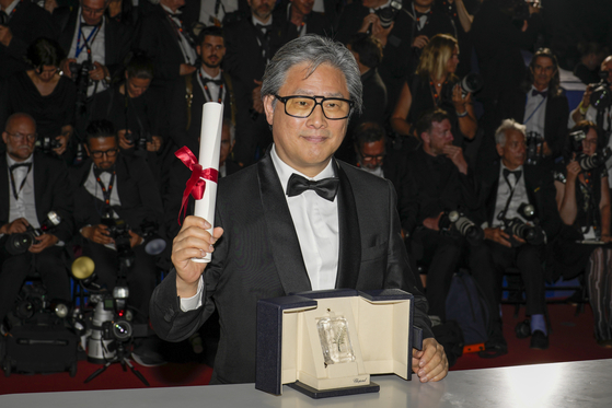 Director Park Chan-wook, winner of the award for best director for 'Decision to Leave,' poses during a photo call following the awards ceremony at the 75th Cannes Film Festival on Saturday. [AP/YONHAP]