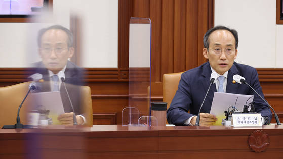 Finance Minister Choo Kyoung-ho at a government meeting on 10 initiatives that may lower costs held in Seoul on Monday. [YONHAP] 