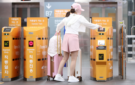A passenger enters the Airport Railroad Express (AREX) at Seoul Station in central Seoul on Monday. Operation of the AREX Express Train, which runs non-stop from Incheon International Airport to Seoul Station, resumed Monday after it was suspended in April 2020 due to a decrease in passengers amid the pandemic. [NEWS1]