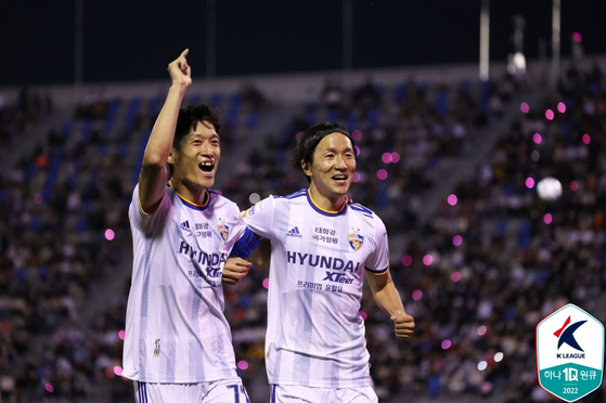 Jun Amano of Ulsan Hyundai, right, celebrates with Lee Chung-yong after scoring Ulsan's winning goal against Suwon FC on Saturday at Suwon Stadium in Suwon, Gyeonggi. [YONHAP]