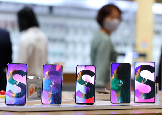 Galaxy smartphones are displayed at a retail store in southern Seoul. [NEWS1]