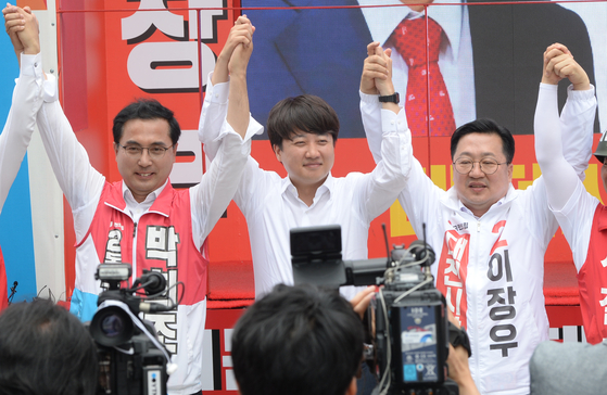 People Power Party leader Lee Jun-seok, center, campaigns in Daejeon on Monday ahead of local government elections. [YONHAP]