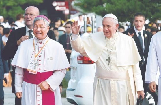 Pope Francis, right, with You Heung-sik, left, during the Pope's visit to South Korea in 2014. [JOINT PRESS CORPS]