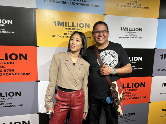 Navajo Nation Council Delegate Nathaniel Brown poses at the 1 Million Dance Studio in eastern Seoul’s Seongdong District with the studio’s principal choreographer Lia Kim on May 25. [HAN IN-SUK]