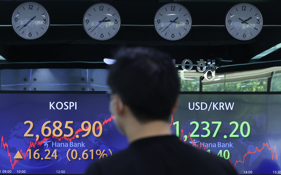 A screen in Hana Bank's trading room in central Seoul shows the Kospi closing at 2,685.90 points on Tuesday, up 16.24 points, or 0.61 percent, from the previous trading day. [YONHAP]