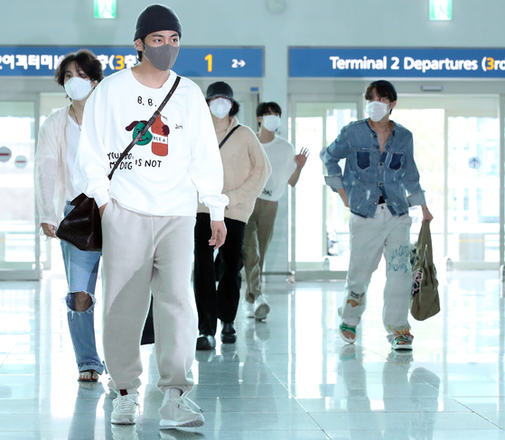 BTS members left the Incheon International Airport on May 29 to meet with U.S. President Joe Biden and discuss Asian hate crimes and discrimination. [ILGAN SPORTS]