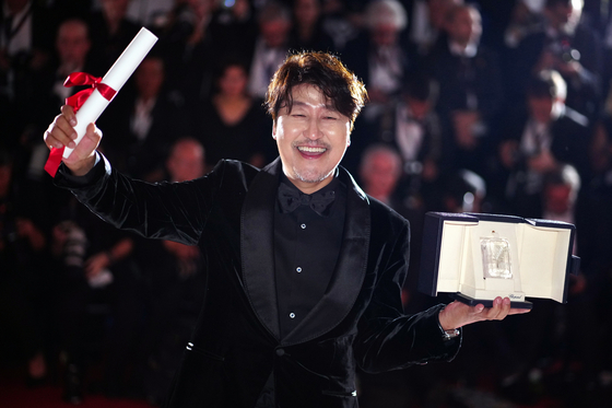 Song Kang-ho poses for the Award Winners' photocall at the 75th annual Cannes Film Festival for winning the Best Actor Award for his performance in Japanese director Hirokazu Kore-eda's "Broker." The festival ran from May 17 to 28. [EPA/YONHAP]