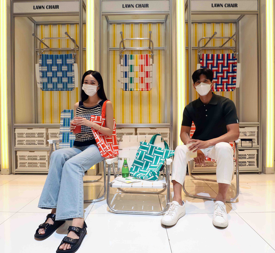 Lawn Chair folding lawn chair will be sold exclusively at Shinsegae Department Store's Gangnam branch in southern Seoul. [NEWS1] 