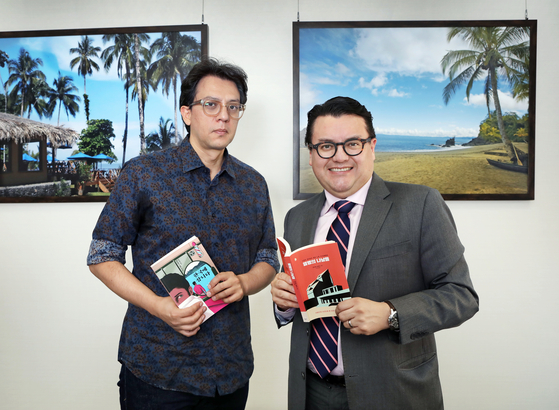Colombian author Andrés Felipe Solano, left, and Juan Carlos Caiza, ambassador of Colombia to Korea, discuss the Colombian participation at the Seoul International Book Festival at the embassy in Seoul on May 26. [PARK SANG-MOON]