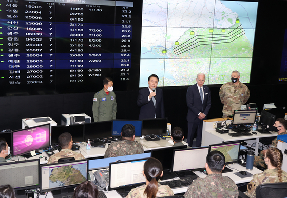 President Yoon Suk-yeol, center left, and U.S. President Joe Biden, center right, speak to troops during a visit to the Korean Air and Space Operations Center (KAOC) at Osan Air Base in Pyeongtaek, Gyeonggi, Sunday afternoon. [JOINT PRESS CORPS]