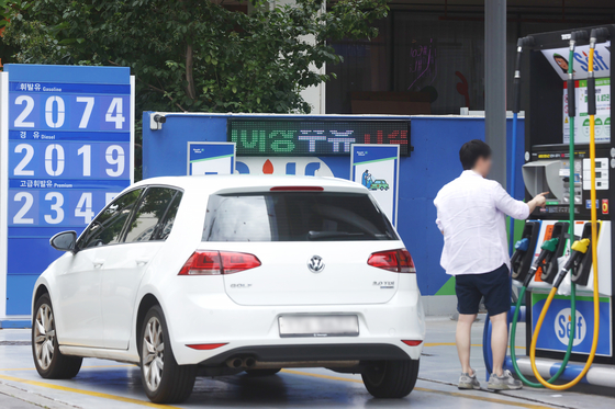 Gasoline and diesel sold at more than 2,000 won per liter at a gas station in Seoul on Monday. The price of fuel, despite a government tax cut, has been rising. [YONHAP] 