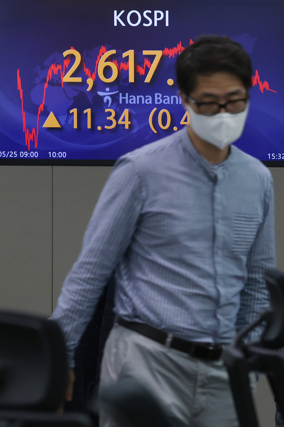 An electronic display at Hana Bank in central Seoul shows the Kospi and foreign exchange rates after the markets closed on Wednesday. [YONHAP]