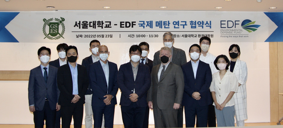 EDF Senior Vice President for Energy Transition Mark Brownstein, third from left front row, and EDF Chief Scientist and Senior Vice President Steven Hamburg, third from left, second row, along with SNU’s Son Yong-hoon, vice dean of the Graduate School of Environmental Studies, fourth from right, front row, and Professor Jeong Su-jong of the SNU Graduate School of Environmental Studies, second from right, front row. [EDF]