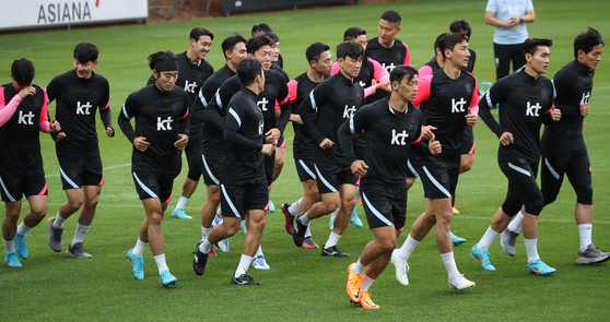 The Korean national football team trains at the National Football Center in Paju, Gyeonggi on Monday. [NEWS1]