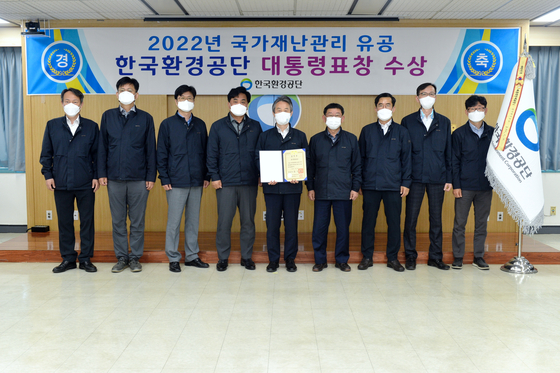 Chairman Ahn Byung-ok of the Korea Environment Corporation (K-eco), flanked by K-eco executives, holds a presidential citation for disaster management. [K-ECO]