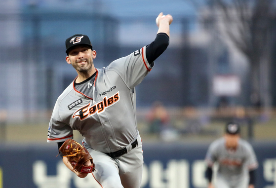 Ryan Carpenter pitches in the first inning of a game between the Hanwha Eagles and Kia Tigers at Gwangju Kia Champions Field on April 6. [YONHAP]