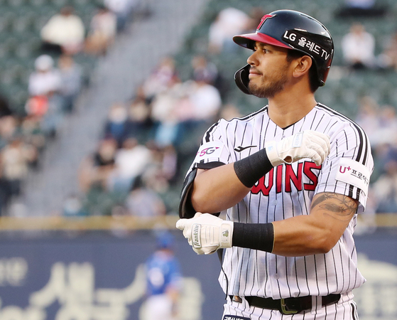 Rio Ruiz reacts after hitting into a double play during a game between the LG Twins and Samsung Lions and Jamsil Baseball Stadium in southern Seoul on May 27. [NEWS1]