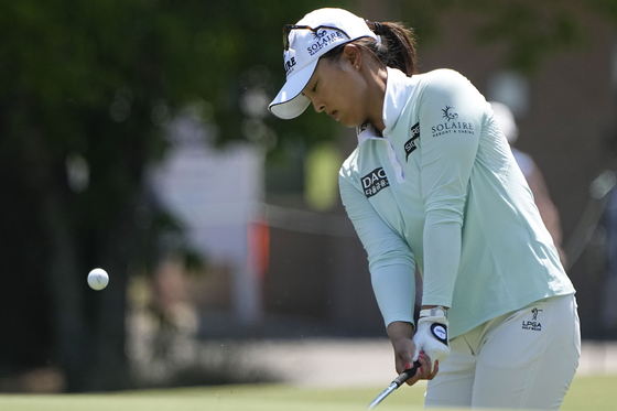 Ko Jin-young chips to the 18th green during a practice round for the the U.S. Women's Open golf tournament at the Pine Needles Lodge & Golf Club in Southern Pines, North Carolina on Tuesday. [AP/YONHAP]