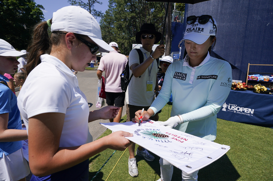 Ko Jin-young, right, signs autographs after a practice round for the the U.S. Women's Open golf tournament at the Pine Needles Lodge & Golf Club in Southern Pines, North Carolina on Tuesday. [AP/YONHAP]