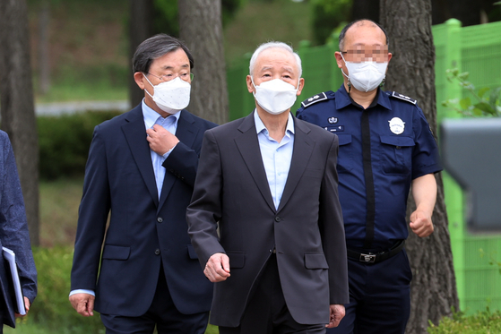 Lee Byung-kee, left, and Nam Jae-joon, center, former heads of the National Intelligence Service, leave the Seoul Detention Center in Uiwang, Gyeonggi, on Monday morning after they were released on parole. The spy chiefs were convicted of siphoning off more than 1 billion won ($807,755) of agency funds to the Park Geun-hye Blue House. [YONHAP]