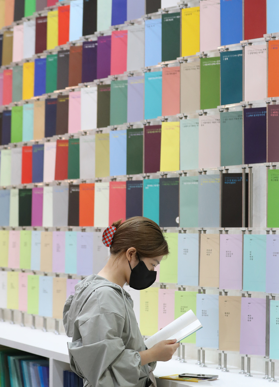 A visitor looks at a book display at the 28th Seoul International Book Fair on Wednesday at Coex, southern Seoul. A total of 195 companies from 15 countries took part in the fair, which was held at the largest scale in three years after being downsized due to the pandemic. [NEWS1]