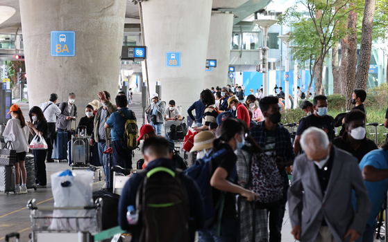 Arriving passengers wait for transportation at the arrival terminal of Incheon International Airport on Wednesday. The airport says its operations are returning to pre-pandemic levels after most Covid-19 restrictions were lifted. [YONHAP]