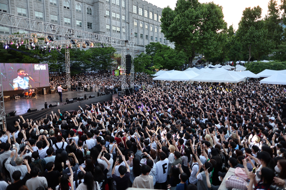 College students watch a singer perform on May 24 at Korea University's annual festival in Seongbuk District, Seoul. [YONHAP]