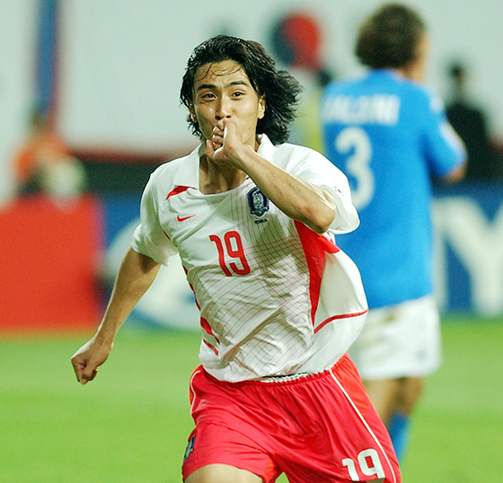 Ahn Jung-hwan celebrates scoring the winning goal in the round of 16 World Cup match against Italy on June 18, 2002. [JOONGANG ILBO]