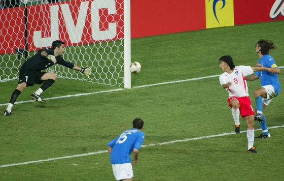 Ahn Jung-hwan scores the winning goal in the round of 16 World Cup match against Italy on June 18, 2002. [JOONGANG ILBO]