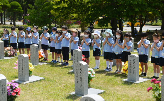 Children pay their tributes to patriots at the National Cemetery in Daejeon on Thursday, four days ahead of Memorial Day (June 6). [KIM SEONG-TAE]