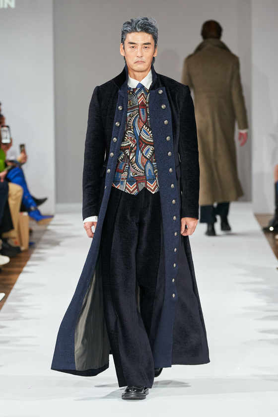 Model Jang Jae-heon wears BlueTamburin as he struts down the runway at Paris Fashion Week F/W 2022. [BLUETAMBURIN]            
