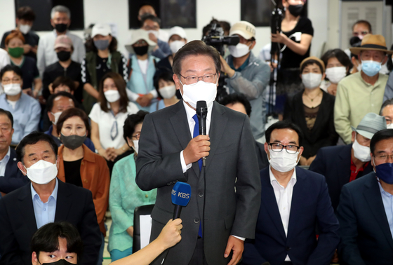 Former Democratic Party (DP) presidential candidate Lee Jae-myung speaks at his campaign headquarters in Gyeyang District, Incheon on Wednesday upon learning that he won the by-election to represent the district's B constituency in the National Assembly. [YONHAP]